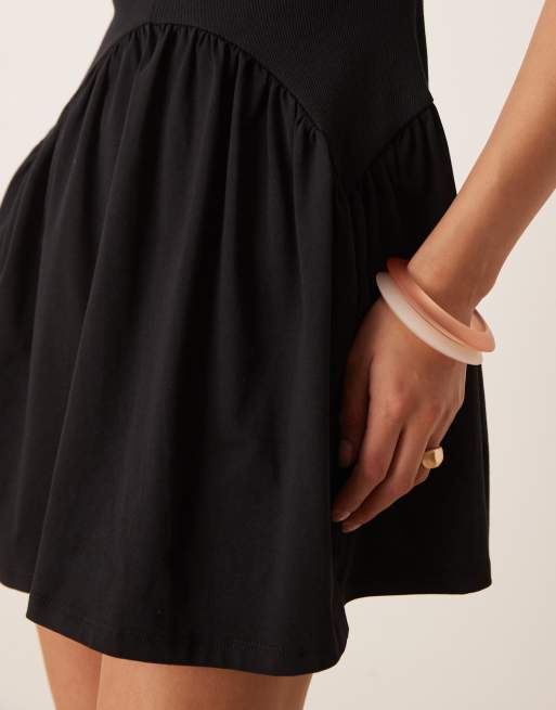 ASOS DESIGN – Svart miniklänning med djup ringning, sänkt midja och dekorativ söm, 3 av 4