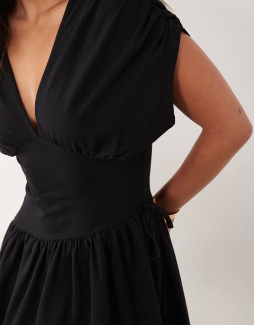 ASOS DESIGN – Svart miniklänning med djup urringning och midja, 4 av 4