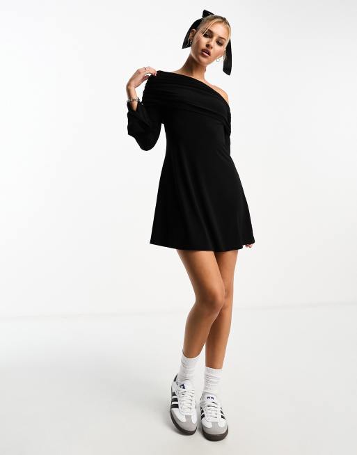 ASOS DESIGN – Svart miniklänning med en bar axel, rak ringning och rysch, 2 av 4