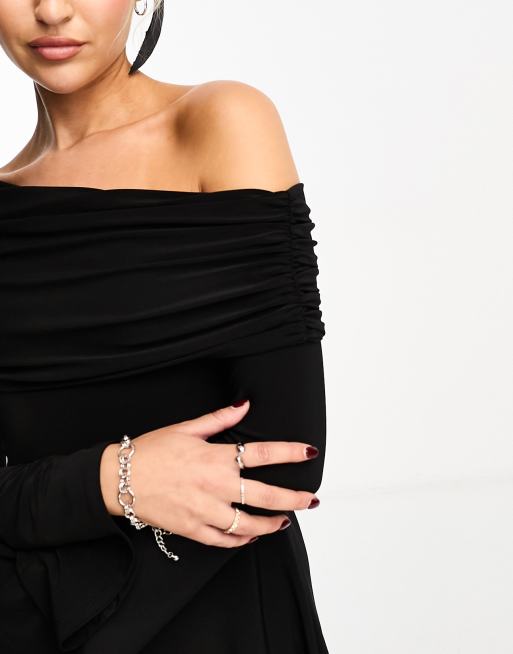 ASOS DESIGN – Svart miniklänning med en bar axel, rak ringning och rysch, 3 av 4