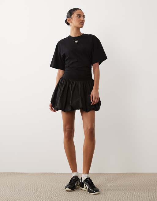 ASOS DESIGN – Svart miniklänning med indragen midja och ballongfåll, 2 av 4