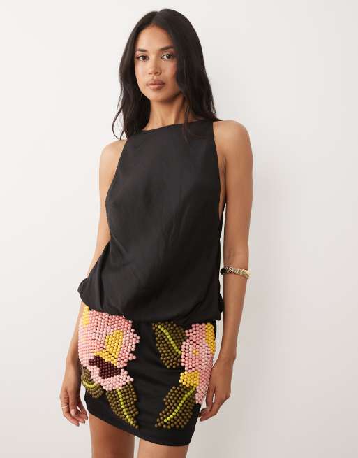 ASOS DESIGN – Svart miniklänning med rak halsringning och pärlprydd kjol, 2 av 4