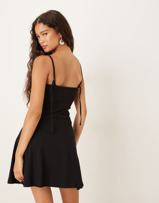 ASOS DESIGN – Svart miniklänning med smala axelband, ryschad byst och utsvängd nederkant, 3 av 4