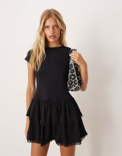 ASOS DESIGN – Svart miniklänning med spetskanter och volangkjol, 2 av 4