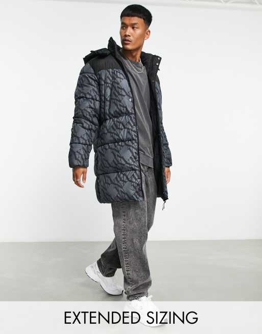 ASOS DESIGN – Svart, monogrammönstrad pufferjacka i lång modell
