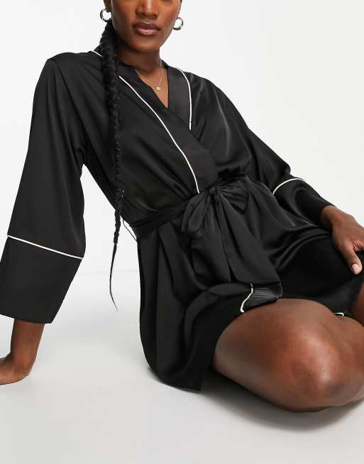ASOS DESIGN – Svart morgonrock i satin med minilängd och kontrasterande passpoaler