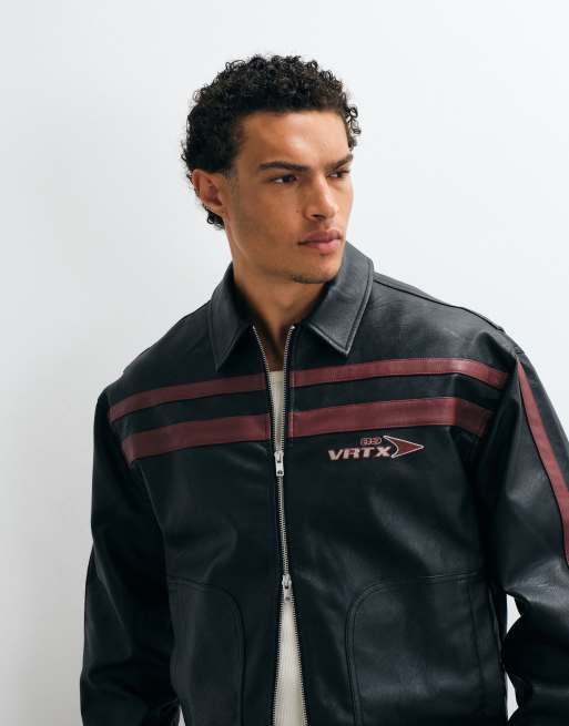 ASOS DESIGN – Svart motocross-jacka i läderimitation och oversize med boxig passform och vinröda ränder, 3 av 5