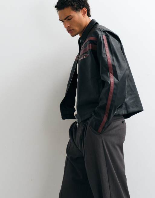 ASOS DESIGN – Svart motocross-jacka i läderimitation och oversize med boxig passform och vinröda ränder, 4 av 5