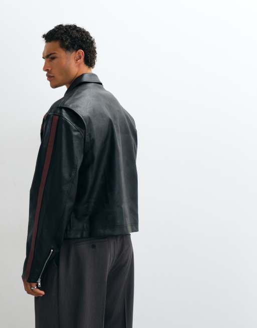 ASOS DESIGN – Svart motocross-jacka i läderimitation och oversize med boxig passform och vinröda ränder, 5 av 5