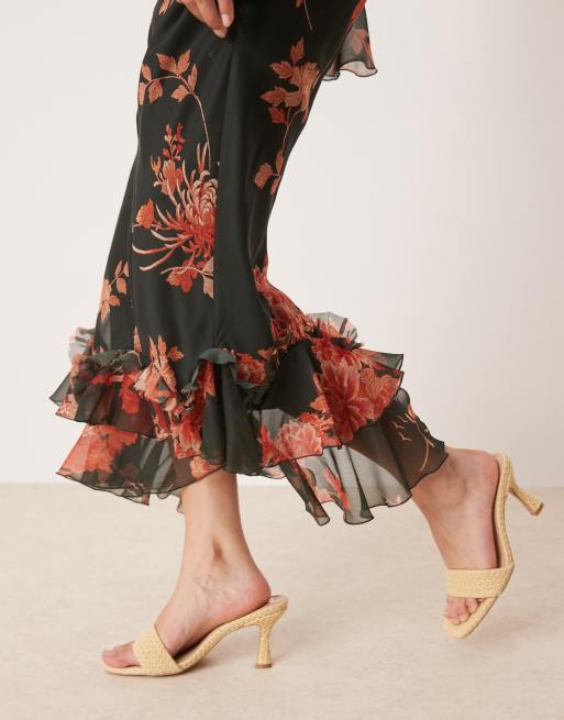ASOS DESIGN – Svart och röd, blommig maxiklänning med utsvängda ärmar och volangkant, 4 av 4
