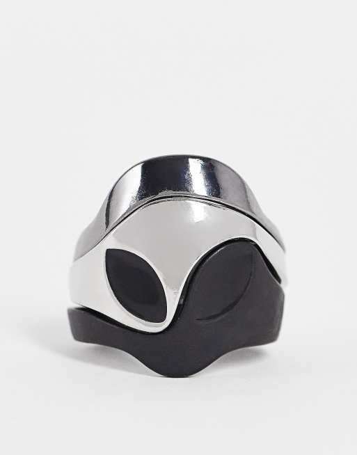 ASOS DESIGN – Svart och silverfärgad stapelbara ringar med rymdvarelse-design, 3-pack, 3 av 4