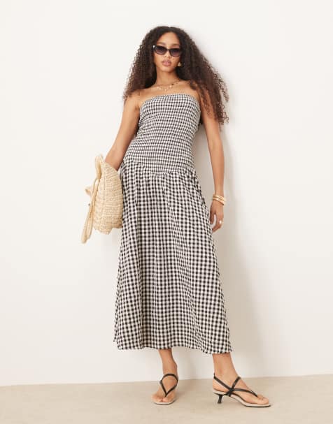 ASOS DESIGN – Svart och vit, ginghamrutig, krinklad maxiklänning i bandeaustil - view 1