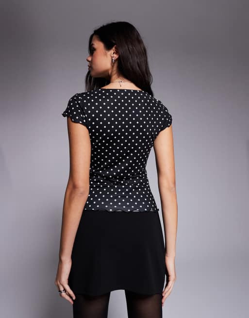 ASOS DESIGN – Svart och vitprickig, åtsmitande topp med spetskant och v-ringning, 3 av 4