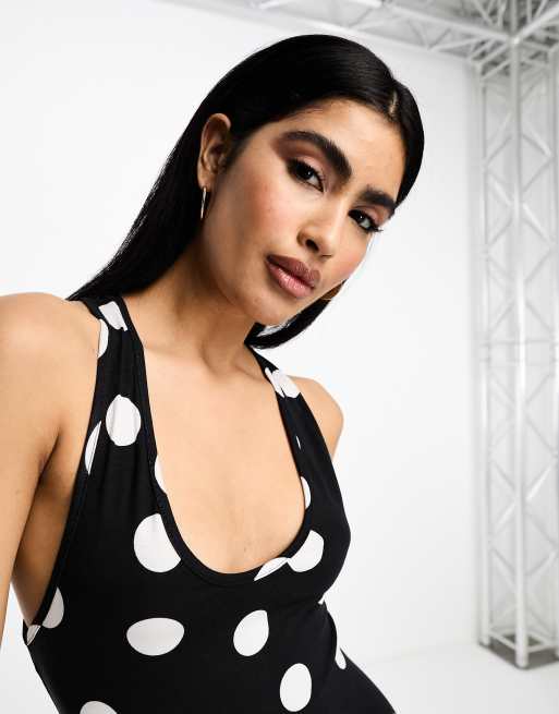 ASOS DESIGN – Svart och vitprickig midiklänning med djup, snurrad rygg , 3 av 4