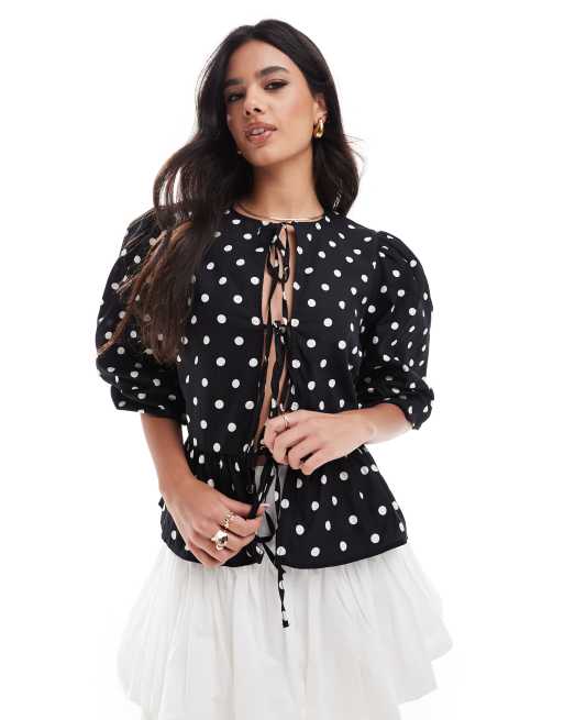 ASOS DESIGN – Svart och vitprickig topp av bomullspoplin i peplum-modell med knytband