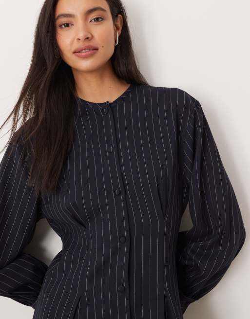 ASOS DESIGN – Svart och vitrandig, kraglös skjortklänning med markerad midja, 2 av 4