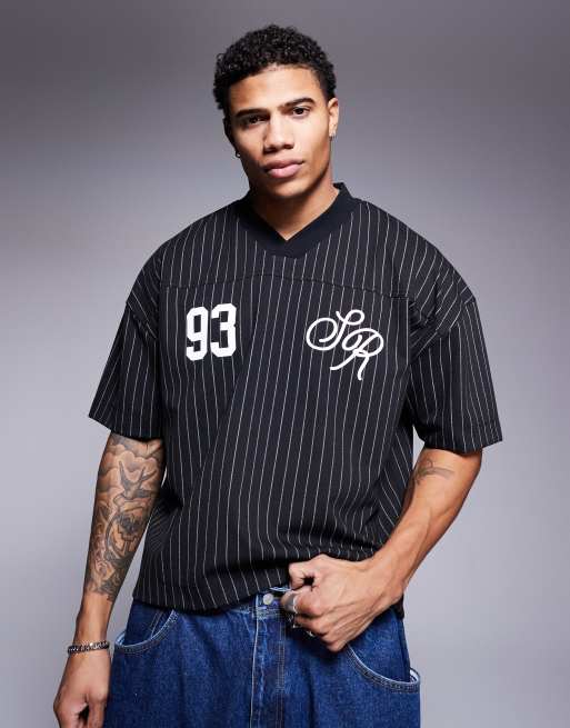 ASOS DESIGN – Svart och vitrandig t-shirt med boxig oversize passform, sänkt axelsöm och sportigt tryck