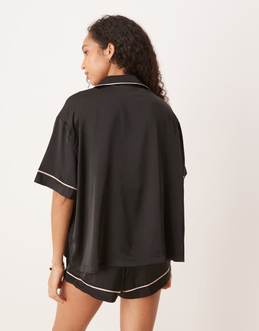 ASOS DESIGN – Svart oversize-pyjamas i satin med kortärmad skjorta och shorts, 4 av 4
