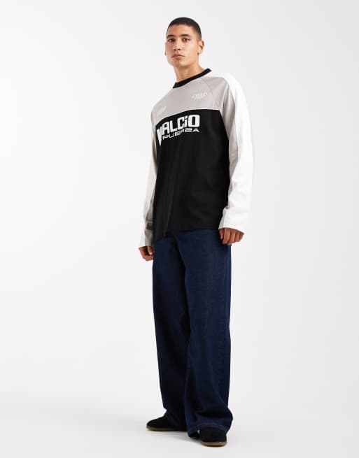ASOS DESIGN – Svart, panelsydd t-shirt i oversize med långa ärmar och texttryck , 2 av 5