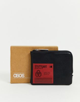 ASOS DESIGN – Svart plånbok i läderimitation med texttryck och dragkedja runt om