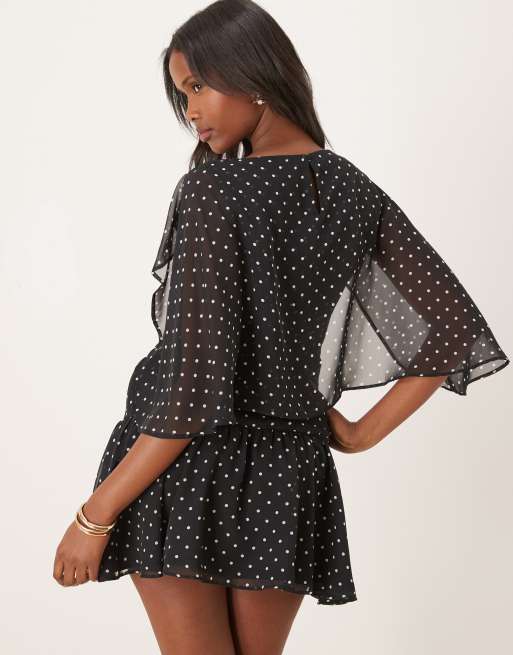 ASOS DESIGN – Svart, prickig miniklänning i chiffong med capedetalj, 4 av 4