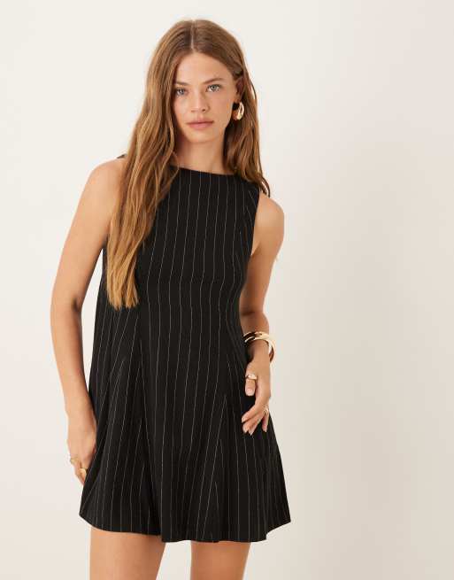 ASOS DESIGN – Svart, randig shiftklänning i minilängd och linnestil, 2 av 4