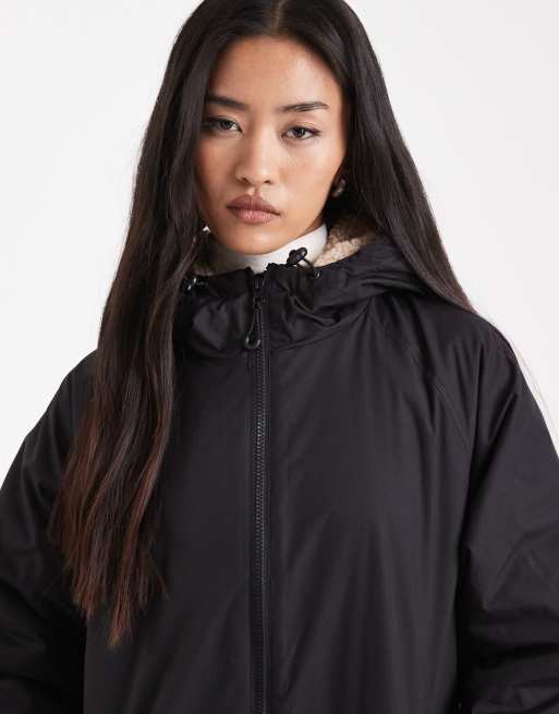 ASOS DESIGN – Svart regnkappa i lång modell med fleecefoder, 4 av 4