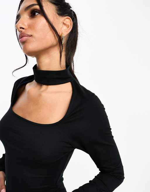ASOS DESIGN – Svart, ribbad midiklänning med chokerdetalj, sidoslits och utskurna detaljer, 3 av 4