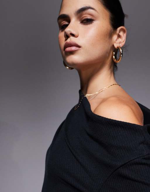 ASOS DESIGN – Svart, ribbad miniklänning med figurnära design och asymmetrisk halsringning, 4 av 4