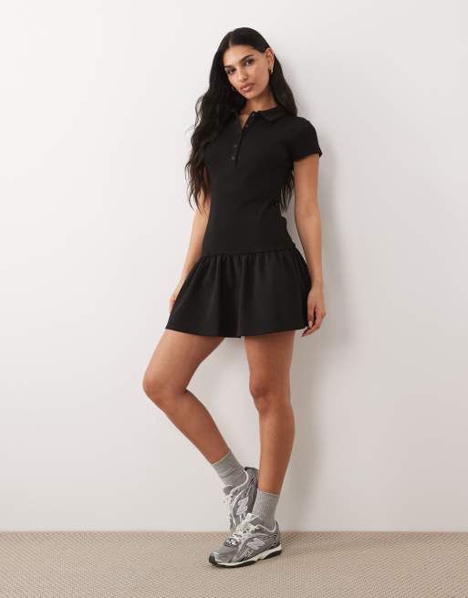 ASOS DESIGN – Svart, ribbad och kort pikéklänning i hybridstil med interlocksömmar och peplumfåll, 2 av 4