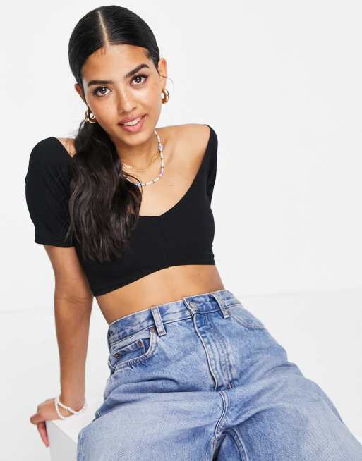 ASOS DESIGN – Svart, ribbad off shoulder-topp med formad fåll