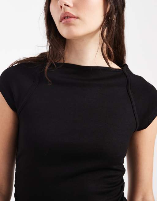 ASOS DESIGN – Svart, ribbad t-shirt med båtringning och rynkad midja, 3 av 4