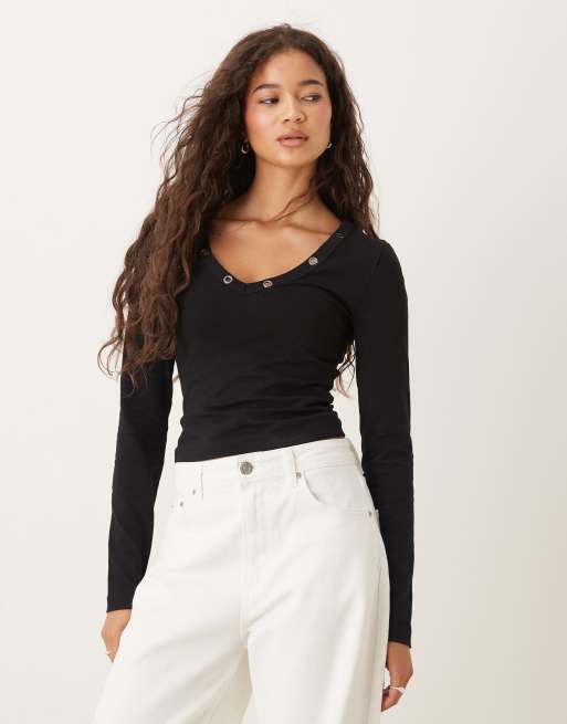 ASOS DESIGN – Svart, ribbad topp med v-ringning, långa ärmar och runda nitar 