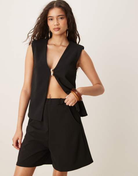 ASOS DESIGN – Svart set i scubamaterial med shorts och kostymväst med guldfärgat knäppe - view 1