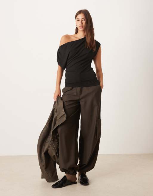 ASOS DESIGN – Svart, slouchy, asymmetrisk topp i lång modell med rynkade detaljer, 4 av 4