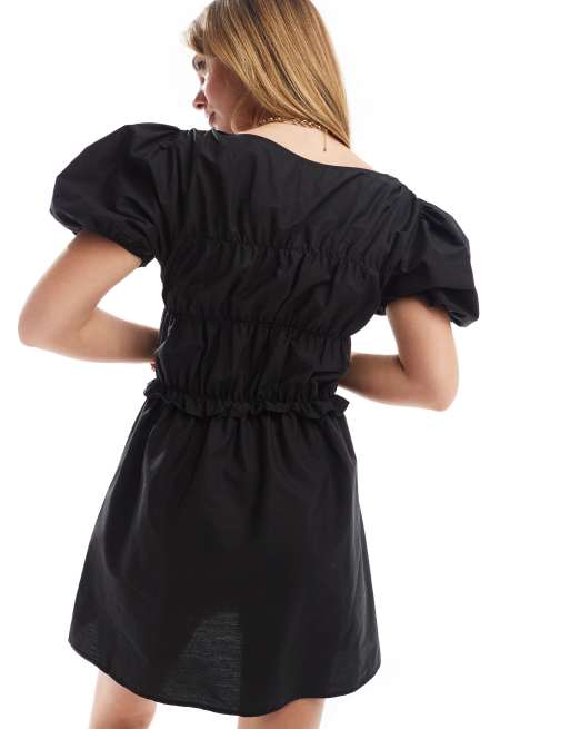 ASOS DESIGN – Svart, smockad miniklänning i poplin, 3 av 4