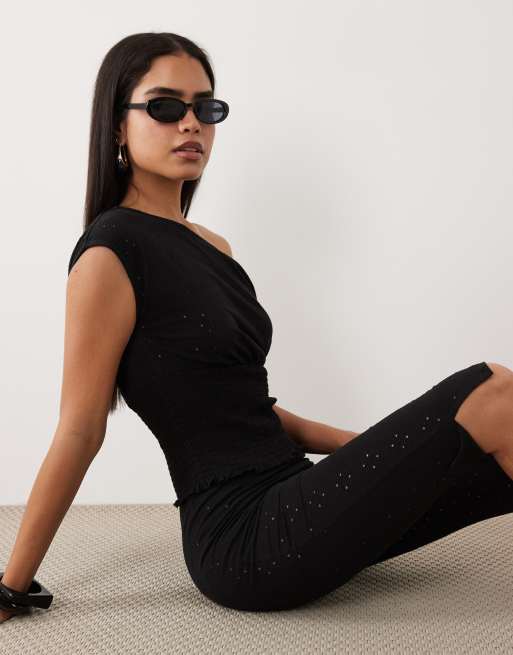 ASOS DESIGN – Svart, broderat set med smockad off shoulder-topp och capribyxor, 2 av 3