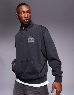 ASOS DESIGN – Svart, stentvättad sweatshirt med pikékrage och tryck på bröstet
