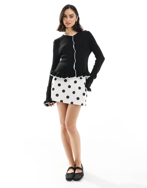 ASOS DESIGN – Svart, stickad kofta med rund halsringning, langettsömmar och volangdetalj, 2 av 4