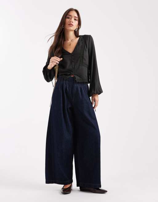 ASOS DESIGN – Svart, strukturerad blus med långa ärmar och spetsinslag, 2 av 4