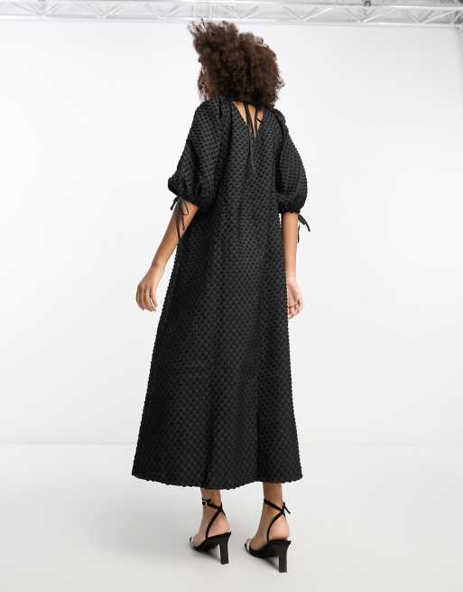 ASOS DESIGN – Svart strukturerad smockklänning i midilängd med indragen halsringning, 2 av 4
