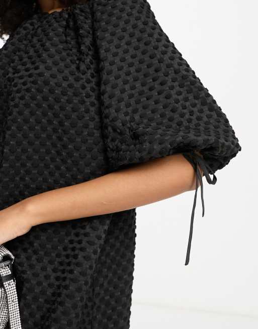 ASOS DESIGN – Svart strukturerad smockklänning i midilängd med indragen halsringning, 3 av 4