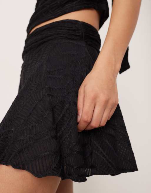 ASOS DESIGN – Svart, strukturerad, vippig minikjol med rynkad midja, del av set, 4 av 5