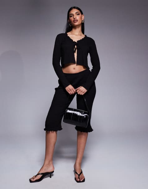ASOS DESIGN – Svart, strukturerat set med capribyxor och långärmad topp med volangkant - view 1