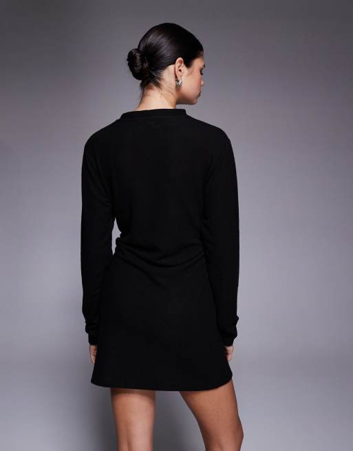 ASOS DESIGN – Svart, supermjuk miniklänning med asymmetriska, utsvängda ärmar, 2 av 4
