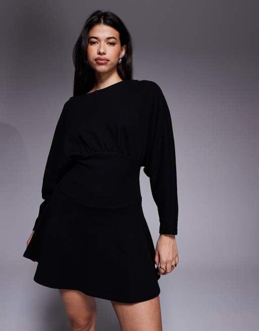 ASOS DESIGN – Svart, supermjuk miniklänning med pingvinärmar och rak ringning, 2 av 4
