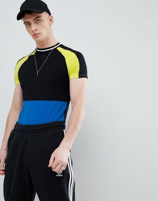 ASOS DESIGN – Svart t-shirt i muscle fit-modell med kontrastärm och blockfärgade paneler