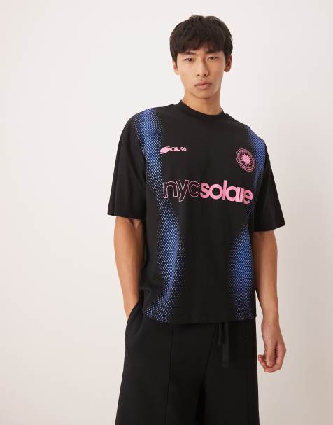 ASOS DESIGN – Svart t-shirt i oversize med boxig passform och fotbollstryck - view 1