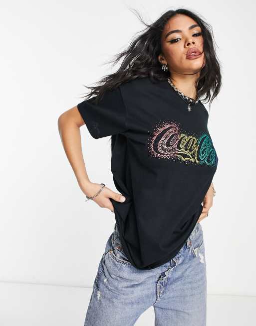 ASOS DESIGN – Svart t-shirt i oversize med glittrigt, licensierat coca cola-tryck