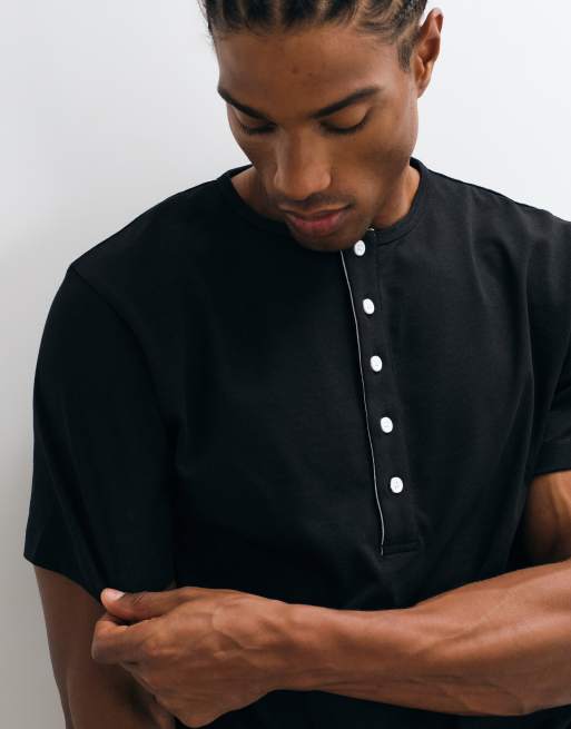 ASOS DESIGN – Svart t-shirt i regular fit med kontrastfärgad henleykrage, 4 av 5